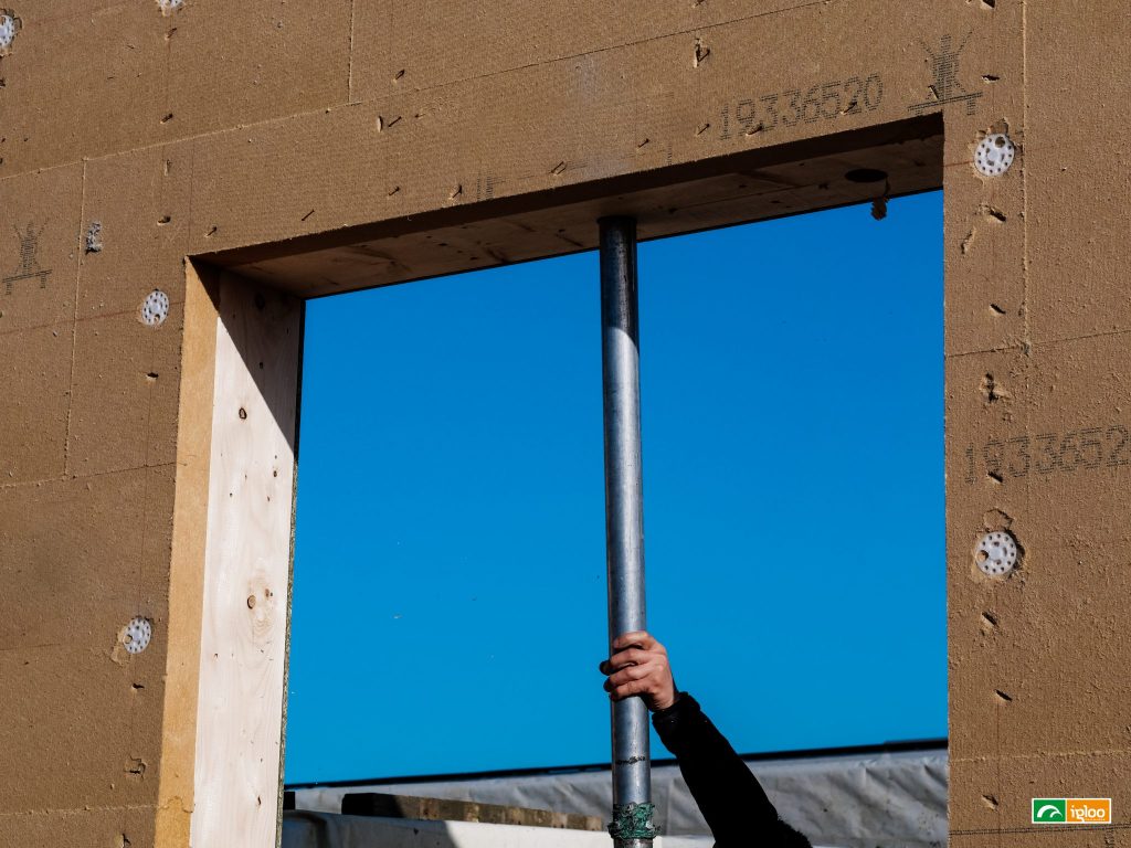 Wdmuchiwanie wełny celulozowej w ściany szkieletowe z pomocą lancy